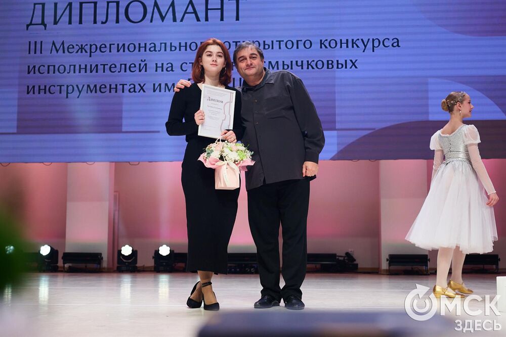 В Омске завершился III Межрегиональный открытый конкурс струнно-смычковых исполнителей им. В. Я. Шпета. Музыканты получили главные награды , а на сцене Концертного зала лауреаты исполнили свои конкурсные произведения в сопровождении симфонического оркестра и маэстро Михаила Голикова. Фото: Илья Петров