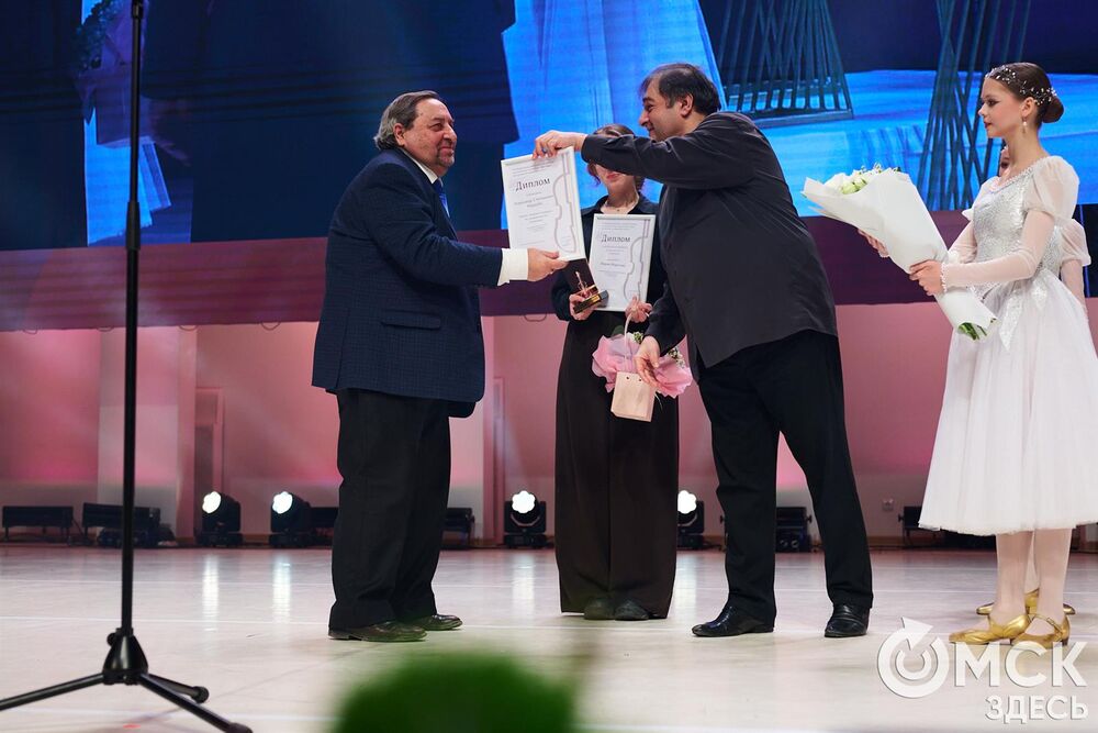 В Омске завершился III Межрегиональный открытый конкурс струнно-смычковых исполнителей им. В. Я. Шпета. Музыканты получили главные награды , а на сцене Концертного зала лауреаты исполнили свои конкурсные произведения в сопровождении симфонического оркестра и маэстро Михаила Голикова. Фото: Илья Петров