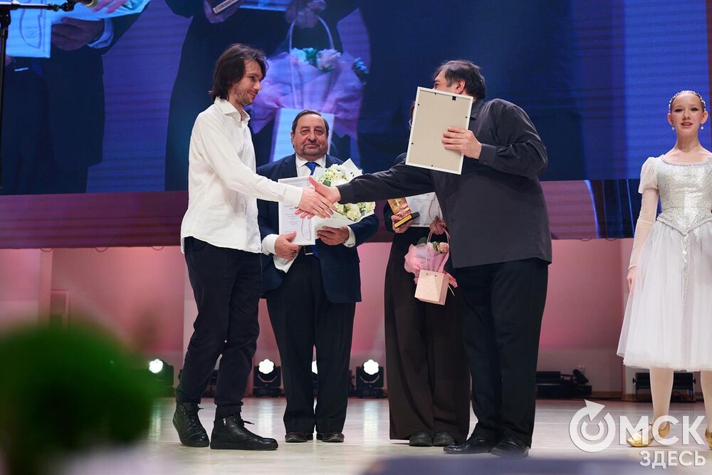 В Омске завершился III Межрегиональный открытый конкурс струнно-смычковых исполнителей им. В. Я. Шпета. Музыканты получили главные награды , а на сцене Концертного зала лауреаты исполнили свои конкурсные произведения в сопровождении симфонического оркестра и маэстро Михаила Голикова. Фото: Илья Петров