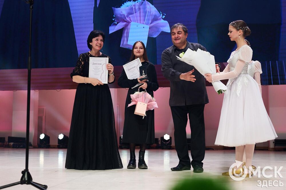 В Омске завершился III Межрегиональный открытый конкурс струнно-смычковых исполнителей им. В. Я. Шпета. Музыканты получили главные награды , а на сцене Концертного зала лауреаты исполнили свои конкурсные произведения в сопровождении симфонического оркестра и маэстро Михаила Голикова. Фото: Илья Петров