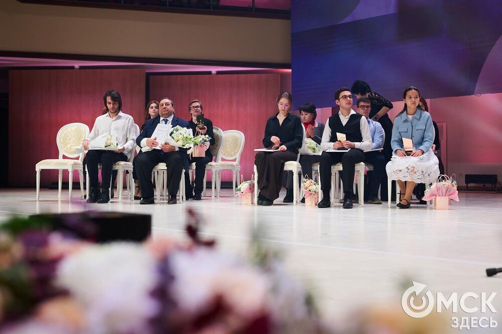 В Омске завершился III Межрегиональный открытый конкурс струнно-смычковых исполнителей им. В. Я. Шпета. Музыканты получили главные награды , а на сцене Концертного зала лауреаты исполнили свои конкурсные произведения в сопровождении симфонического оркестра и маэстро Михаила Голикова. Фото: Илья Петров