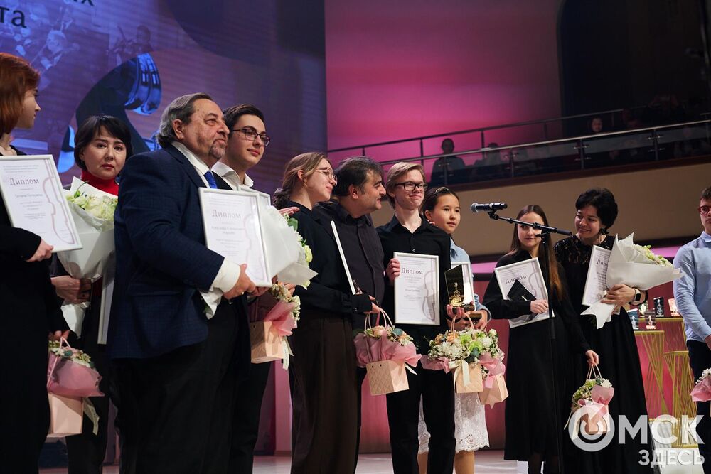 В Омске завершился III Межрегиональный открытый конкурс струнно-смычковых исполнителей им. В. Я. Шпета. Музыканты получили главные награды , а на сцене Концертного зала лауреаты исполнили свои конкурсные произведения в сопровождении симфонического оркестра и маэстро Михаила Голикова. Фото: Илья Петров