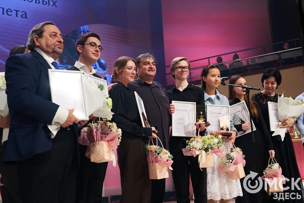 В Омске завершился III Межрегиональный открытый конкурс струнно-смычковых исполнителей им. В. Я. Шпета. Музыканты получили главные награды , а на сцене Концертного зала лауреаты исполнили свои конкурсные произведения в сопровождении симфонического оркестра и маэстро Михаила Голикова. Фото: Илья Петров