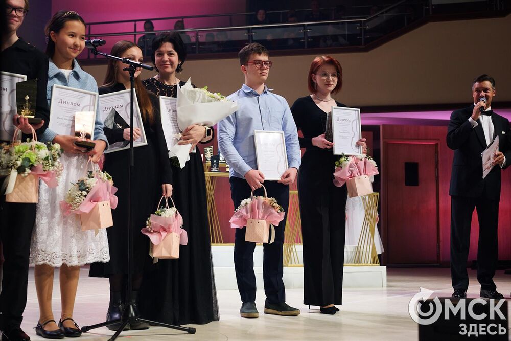 В Омске завершился III Межрегиональный открытый конкурс струнно-смычковых исполнителей им. В. Я. Шпета. Музыканты получили главные награды , а на сцене Концертного зала лауреаты исполнили свои конкурсные произведения в сопровождении симфонического оркестра и маэстро Михаила Голикова. Фото: Илья Петров
