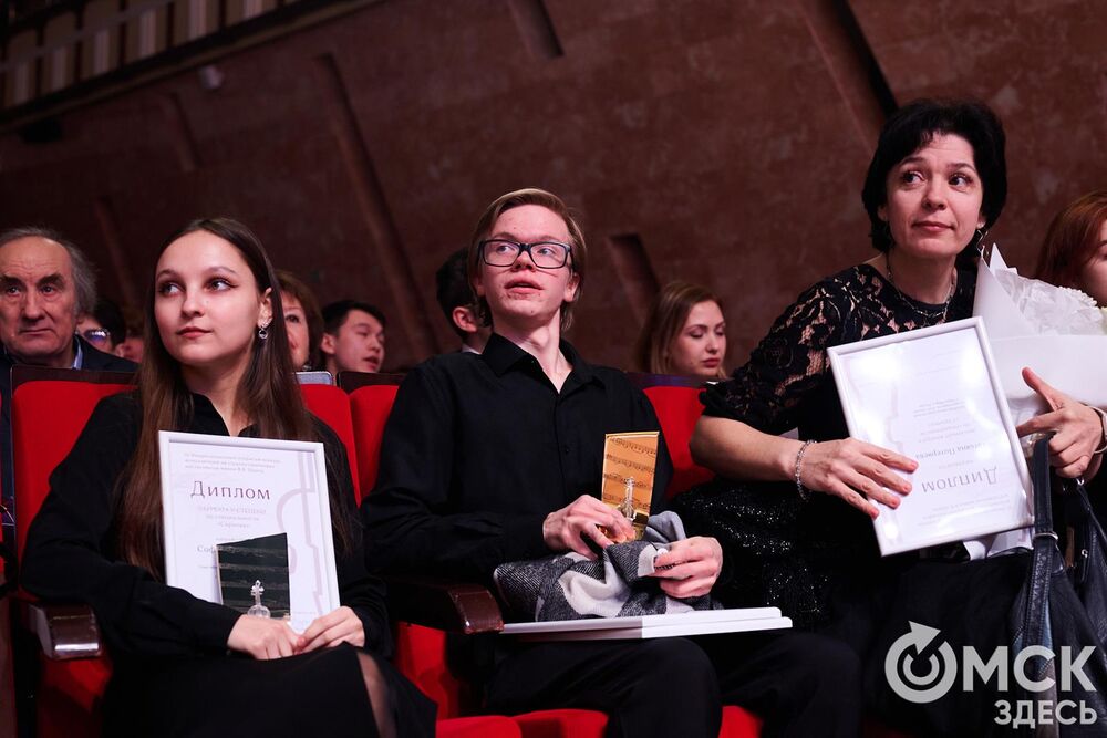 В Омске завершился III Межрегиональный открытый конкурс струнно-смычковых исполнителей им. В. Я. Шпета. Музыканты получили главные награды , а на сцене Концертного зала лауреаты исполнили свои конкурсные произведения в сопровождении симфонического оркестра и маэстро Михаила Голикова. Фото: Илья Петров