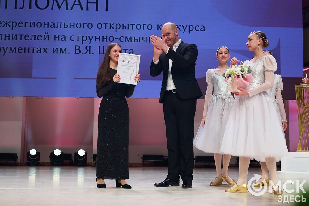 В Омске завершился III Межрегиональный открытый конкурс струнно-смычковых исполнителей им. В. Я. Шпета. Музыканты получили главные награды , а на сцене Концертного зала лауреаты исполнили свои конкурсные произведения в сопровождении симфонического оркестра и маэстро Михаила Голикова. Фото: Илья Петров