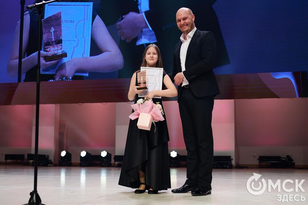 В Омске завершился III Межрегиональный открытый конкурс струнно-смычковых исполнителей им. В. Я. Шпета. Музыканты получили главные награды , а на сцене Концертного зала лауреаты исполнили свои конкурсные произведения в сопровождении симфонического оркестра и маэстро Михаила Голикова. Фото: Илья Петров
