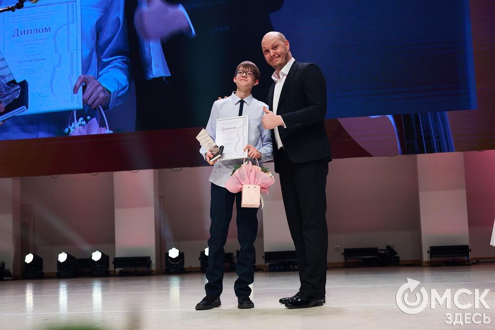В Омске завершился III Межрегиональный открытый конкурс струнно-смычковых исполнителей им. В. Я. Шпета. Музыканты получили главные награды , а на сцене Концертного зала лауреаты исполнили свои конкурсные произведения в сопровождении симфонического оркестра и маэстро Михаила Голикова. Фото: Илья Петров