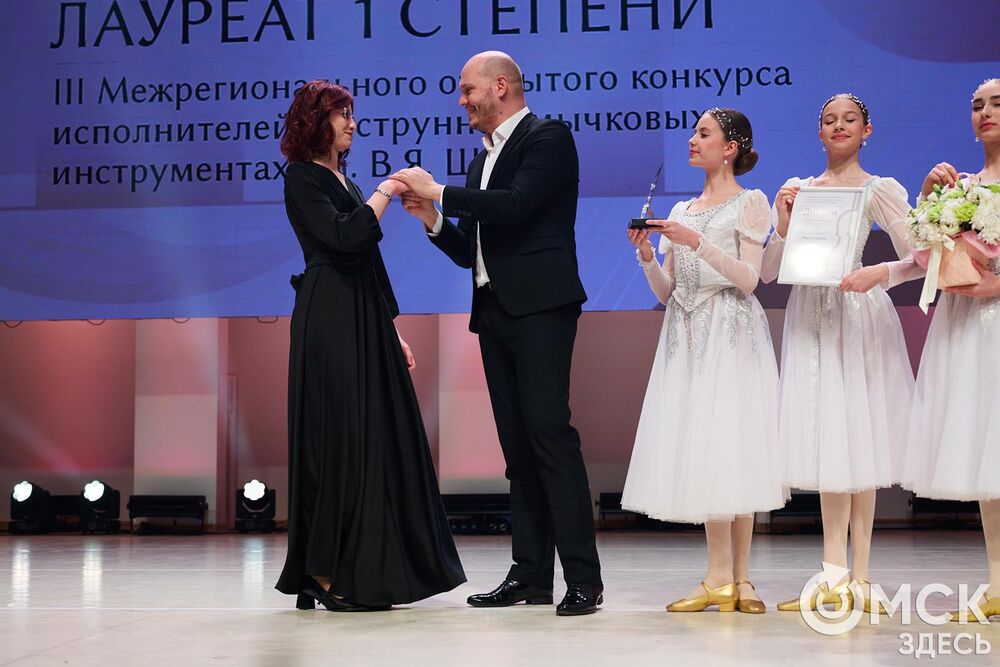 В Омске завершился III Межрегиональный открытый конкурс струнно-смычковых исполнителей им. В. Я. Шпета. Музыканты получили главные награды , а на сцене Концертного зала лауреаты исполнили свои конкурсные произведения в сопровождении симфонического оркестра и маэстро Михаила Голикова. Фото: Илья Петров