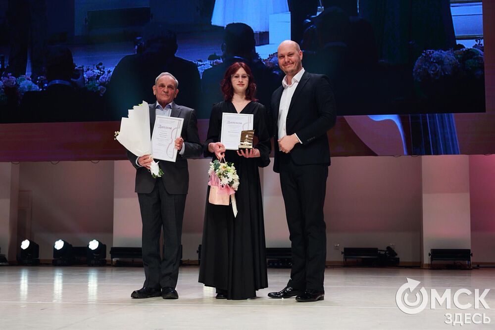 В Омске завершился III Межрегиональный открытый конкурс струнно-смычковых исполнителей им. В. Я. Шпета. Музыканты получили главные награды , а на сцене Концертного зала лауреаты исполнили свои конкурсные произведения в сопровождении симфонического оркестра и маэстро Михаила Голикова. Фото: Илья Петров