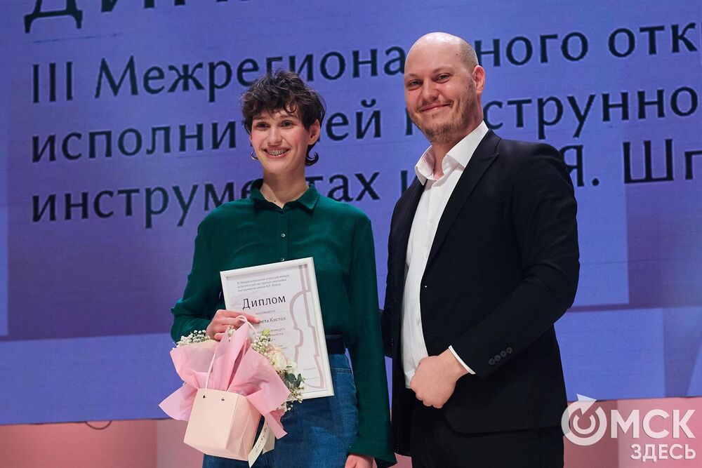 В Омске завершился III Межрегиональный открытый конкурс струнно-смычковых исполнителей им. В. Я. Шпета. Музыканты получили главные награды , а на сцене Концертного зала лауреаты исполнили свои конкурсные произведения в сопровождении симфонического оркестра и маэстро Михаила Голикова. Фото: Илья Петров