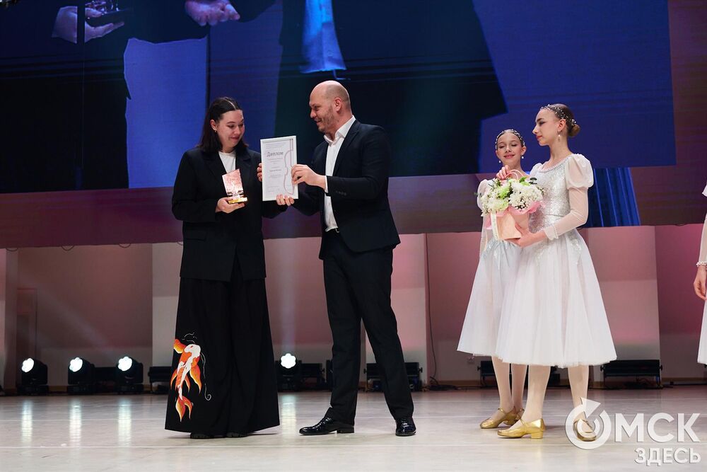 В Омске завершился III Межрегиональный открытый конкурс струнно-смычковых исполнителей им. В. Я. Шпета. Музыканты получили главные награды , а на сцене Концертного зала лауреаты исполнили свои конкурсные произведения в сопровождении симфонического оркестра и маэстро Михаила Голикова. Фото: Илья Петров