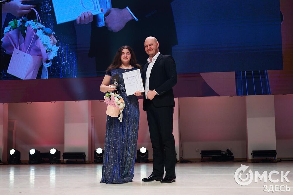 В Омске завершился III Межрегиональный открытый конкурс струнно-смычковых исполнителей им. В. Я. Шпета. Музыканты получили главные награды , а на сцене Концертного зала лауреаты исполнили свои конкурсные произведения в сопровождении симфонического оркестра и маэстро Михаила Голикова. Фото: Илья Петров