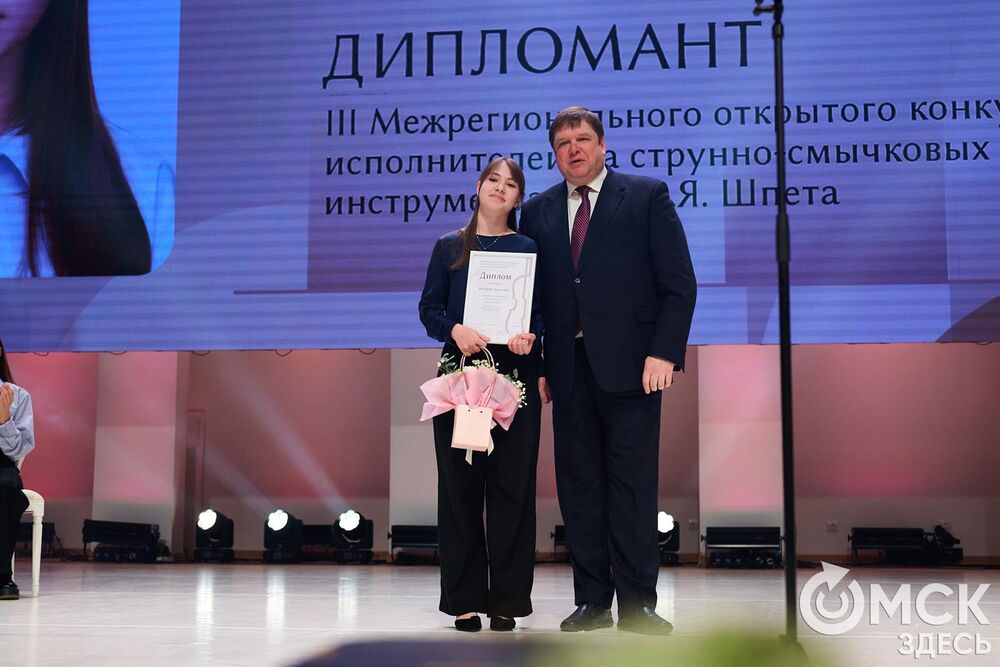 В Омске завершился III Межрегиональный открытый конкурс струнно-смычковых исполнителей им. В. Я. Шпета. Музыканты получили главные награды , а на сцене Концертного зала лауреаты исполнили свои конкурсные произведения в сопровождении симфонического оркестра и маэстро Михаила Голикова. Фото: Илья Петров