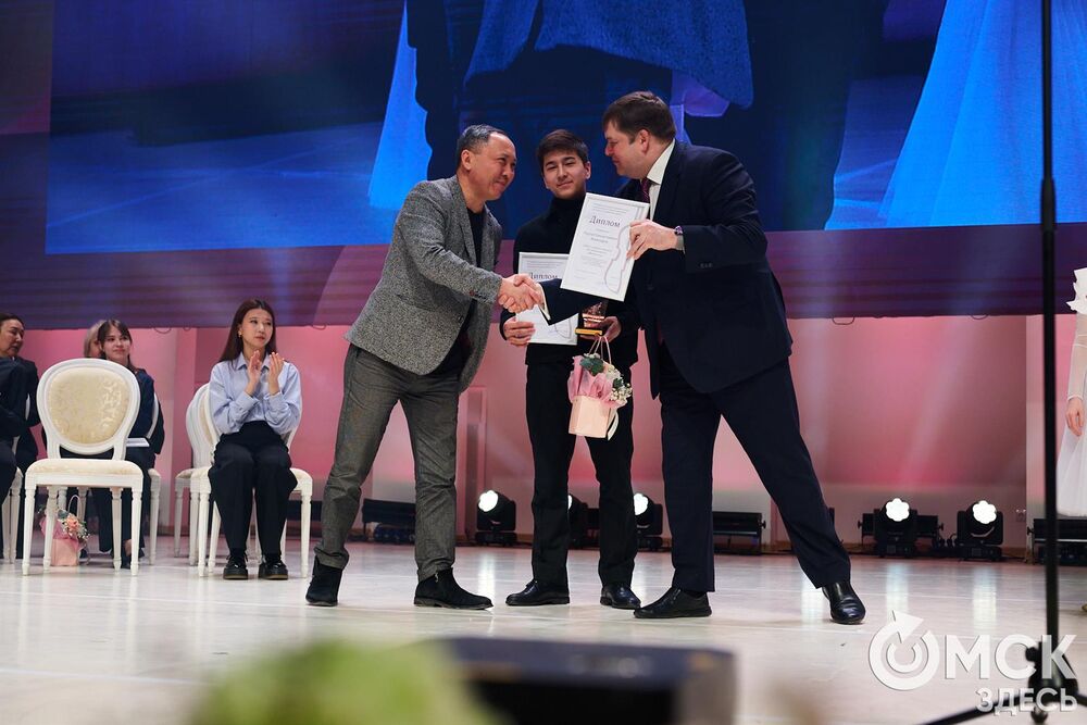 В Омске завершился III Межрегиональный открытый конкурс струнно-смычковых исполнителей им. В. Я. Шпета. Музыканты получили главные награды , а на сцене Концертного зала лауреаты исполнили свои конкурсные произведения в сопровождении симфонического оркестра и маэстро Михаила Голикова. Фото: Илья Петров