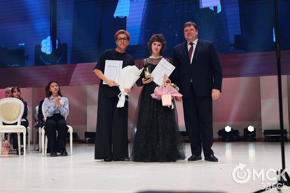 В Омске завершился III Межрегиональный открытый конкурс струнно-смычковых исполнителей им. В. Я. Шпета. Музыканты получили главные награды , а на сцене Концертного зала лауреаты исполнили свои конкурсные произведения в сопровождении симфонического оркестра и маэстро Михаила Голикова. Фото: Илья Петров
