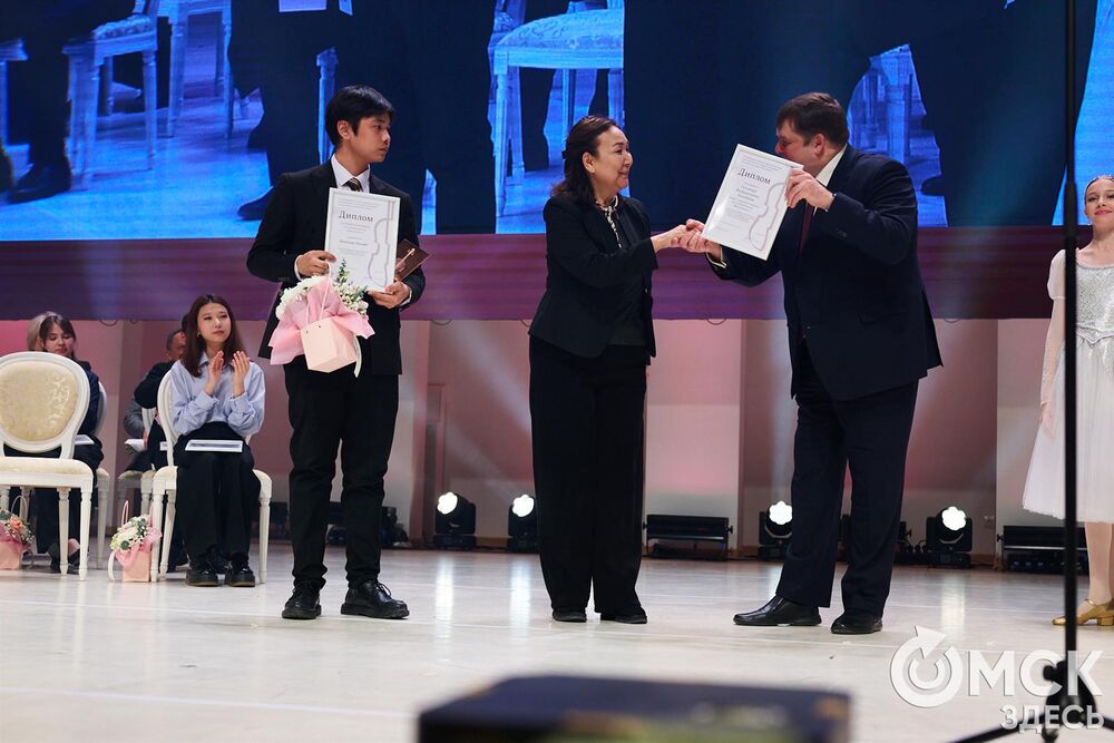 В Омске завершился III Межрегиональный открытый конкурс струнно-смычковых исполнителей им. В. Я. Шпета. Музыканты получили главные награды , а на сцене Концертного зала лауреаты исполнили свои конкурсные произведения в сопровождении симфонического оркестра и маэстро Михаила Голикова. Фото: Илья Петров
