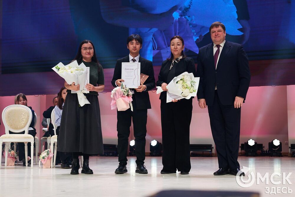 В Омске завершился III Межрегиональный открытый конкурс струнно-смычковых исполнителей им. В. Я. Шпета. Музыканты получили главные награды , а на сцене Концертного зала лауреаты исполнили свои конкурсные произведения в сопровождении симфонического оркестра и маэстро Михаила Голикова. Фото: Илья Петров