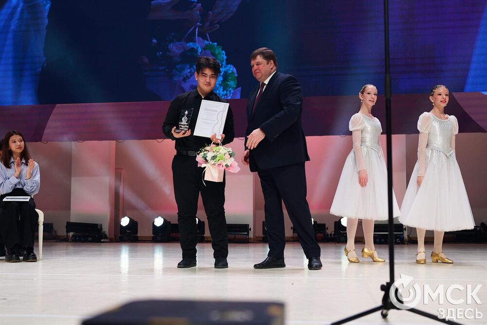 В Омске завершился III Межрегиональный открытый конкурс струнно-смычковых исполнителей им. В. Я. Шпета. Музыканты получили главные награды , а на сцене Концертного зала лауреаты исполнили свои конкурсные произведения в сопровождении симфонического оркестра и маэстро Михаила Голикова. Фото: Илья Петров