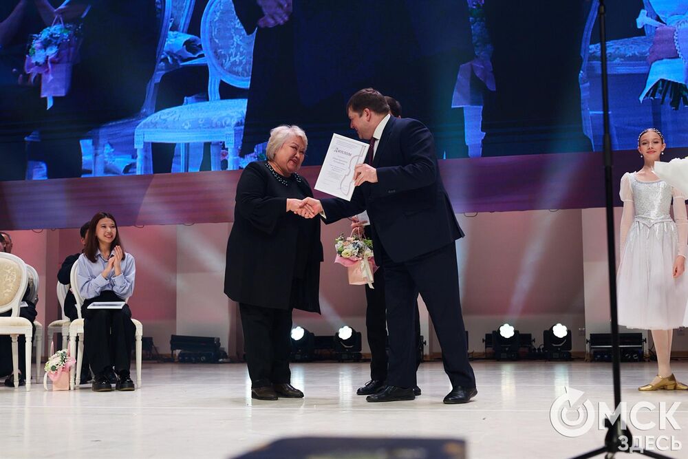 В Омске завершился III Межрегиональный открытый конкурс струнно-смычковых исполнителей им. В. Я. Шпета. Музыканты получили главные награды , а на сцене Концертного зала лауреаты исполнили свои конкурсные произведения в сопровождении симфонического оркестра и маэстро Михаила Голикова. Фото: Илья Петров