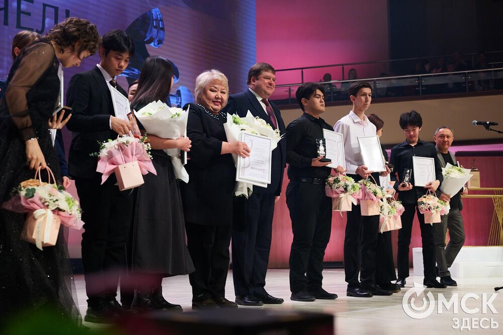 В Омске завершился III Межрегиональный открытый конкурс струнно-смычковых исполнителей им. В. Я. Шпета. Музыканты получили главные награды , а на сцене Концертного зала лауреаты исполнили свои конкурсные произведения в сопровождении симфонического оркестра и маэстро Михаила Голикова. Фото: Илья Петров