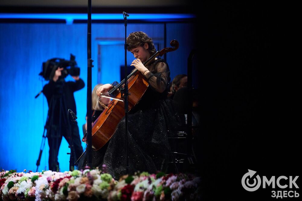 В Омске завершился III Межрегиональный открытый конкурс струнно-смычковых исполнителей им. В. Я. Шпета. Музыканты получили главные награды , а на сцене Концертного зала лауреаты исполнили свои конкурсные произведения в сопровождении симфонического оркестра и маэстро Михаила Голикова. Фото: Илья Петров
