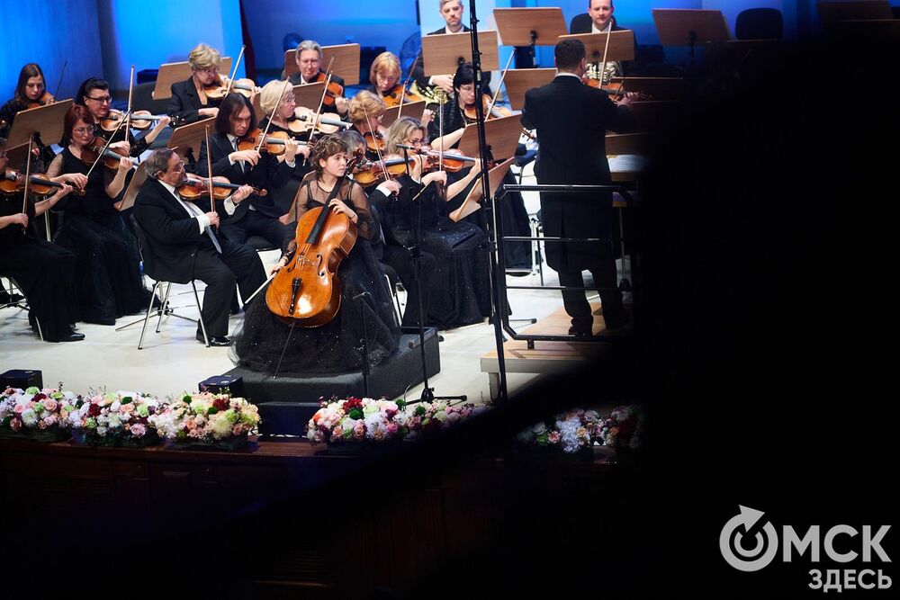 В Омске завершился III Межрегиональный открытый конкурс струнно-смычковых исполнителей им. В. Я. Шпета. Музыканты получили главные награды , а на сцене Концертного зала лауреаты исполнили свои конкурсные произведения в сопровождении симфонического оркестра и маэстро Михаила Голикова. Фото: Илья Петров