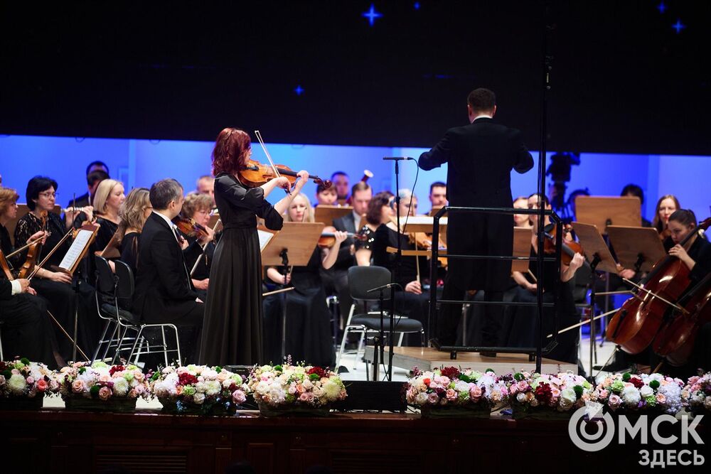 В Омске завершился III Межрегиональный открытый конкурс струнно-смычковых исполнителей им. В. Я. Шпета. Музыканты получили главные награды , а на сцене Концертного зала лауреаты исполнили свои конкурсные произведения в сопровождении симфонического оркестра и маэстро Михаила Голикова. Фото: Илья Петров