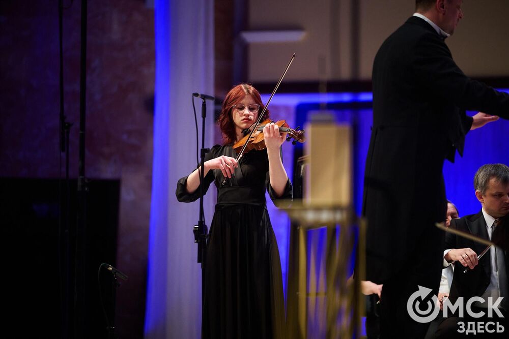 В Омске завершился III Межрегиональный открытый конкурс струнно-смычковых исполнителей им. В. Я. Шпета. Музыканты получили главные награды , а на сцене Концертного зала лауреаты исполнили свои конкурсные произведения в сопровождении симфонического оркестра и маэстро Михаила Голикова. Фото: Илья Петров