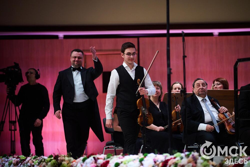 В Омске завершился III Межрегиональный открытый конкурс струнно-смычковых исполнителей им. В. Я. Шпета. Музыканты получили главные награды , а на сцене Концертного зала лауреаты исполнили свои конкурсные произведения в сопровождении симфонического оркестра и маэстро Михаила Голикова. Фото: Илья Петров