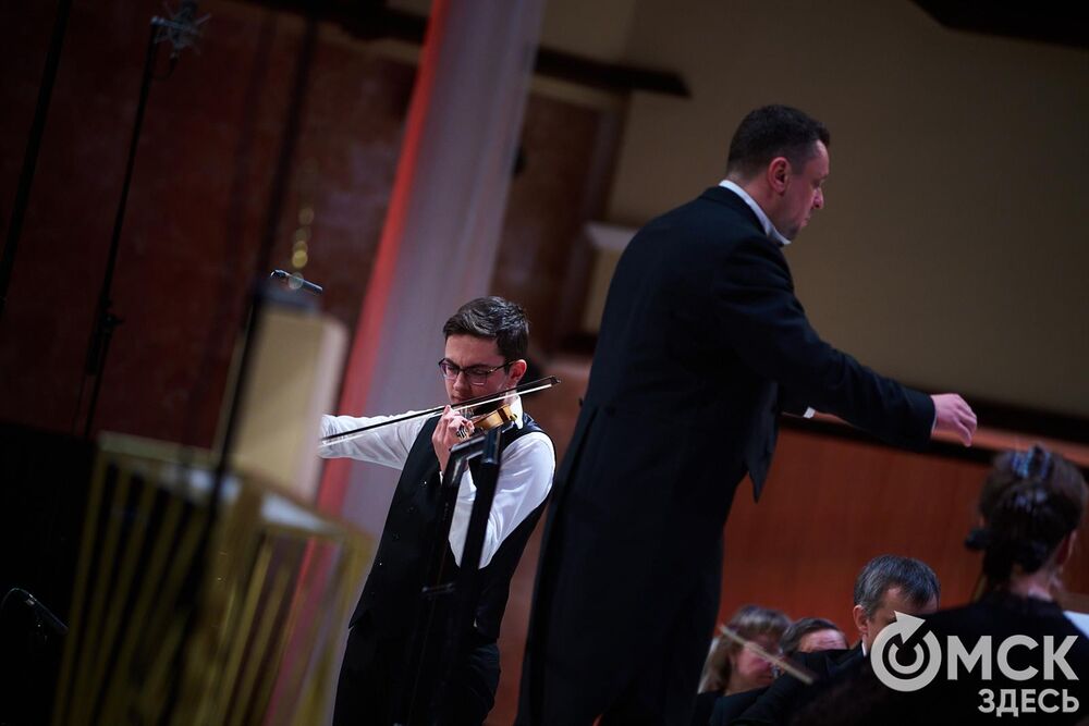 В Омске завершился III Межрегиональный открытый конкурс струнно-смычковых исполнителей им. В. Я. Шпета. Музыканты получили главные награды , а на сцене Концертного зала лауреаты исполнили свои конкурсные произведения в сопровождении симфонического оркестра и маэстро Михаила Голикова. Фото: Илья Петров