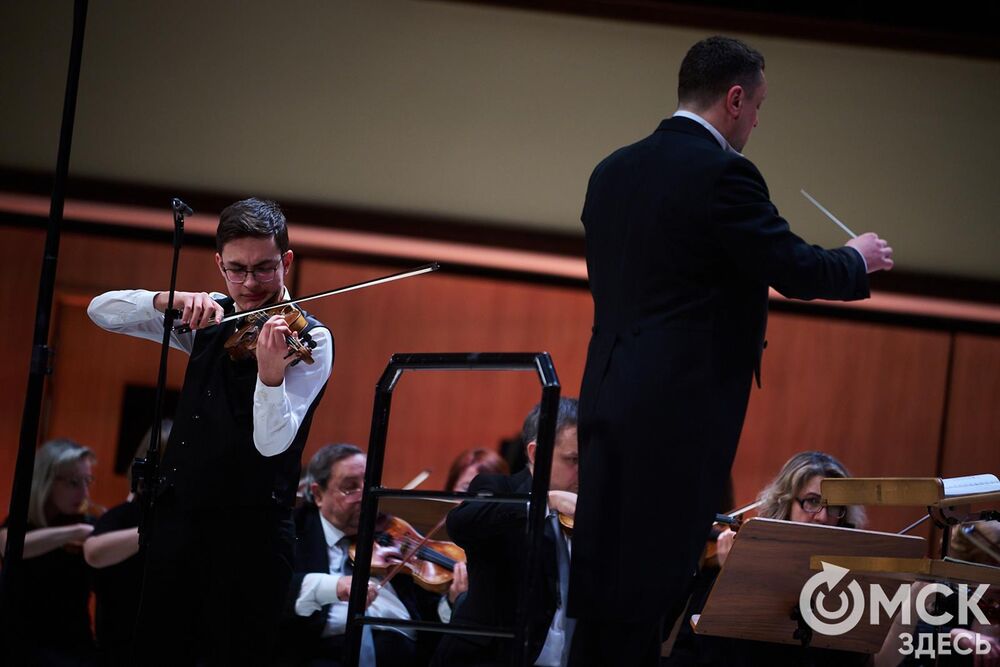 В Омске завершился III Межрегиональный открытый конкурс струнно-смычковых исполнителей им. В. Я. Шпета. Музыканты получили главные награды , а на сцене Концертного зала лауреаты исполнили свои конкурсные произведения в сопровождении симфонического оркестра и маэстро Михаила Голикова. Фото: Илья Петров