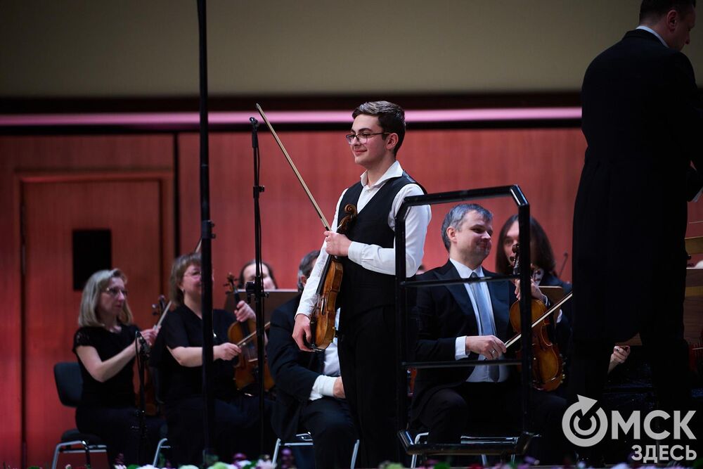 В Омске завершился III Межрегиональный открытый конкурс струнно-смычковых исполнителей им. В. Я. Шпета. Музыканты получили главные награды , а на сцене Концертного зала лауреаты исполнили свои конкурсные произведения в сопровождении симфонического оркестра и маэстро Михаила Голикова. Фото: Илья Петров