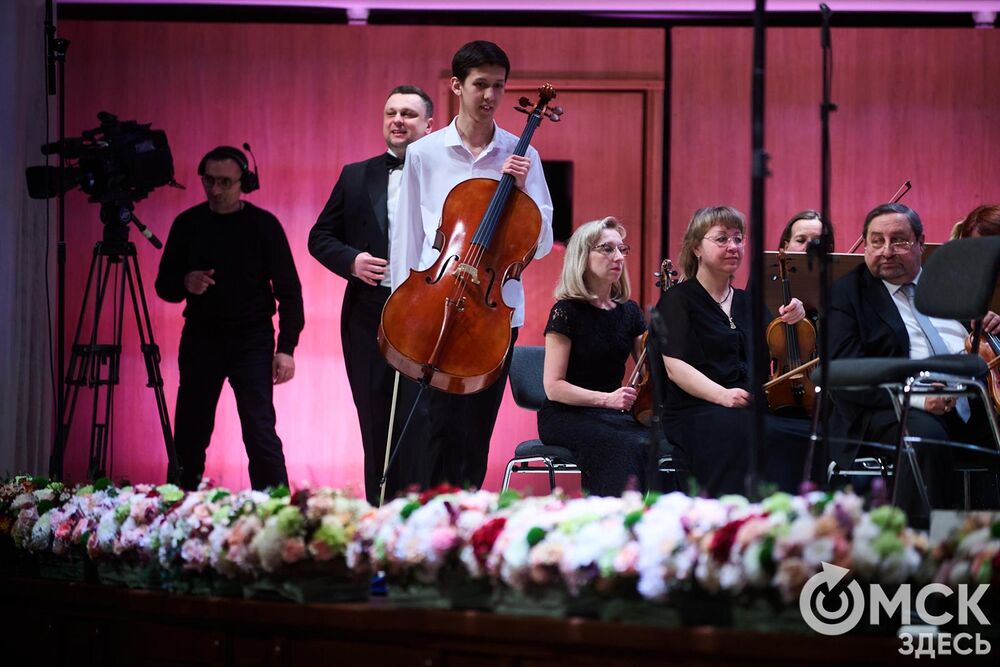 В Омске завершился III Межрегиональный открытый конкурс струнно-смычковых исполнителей им. В. Я. Шпета. Музыканты получили главные награды , а на сцене Концертного зала лауреаты исполнили свои конкурсные произведения в сопровождении симфонического оркестра и маэстро Михаила Голикова. Фото: Илья Петров
