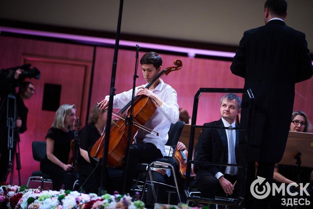 В Омске завершился III Межрегиональный открытый конкурс струнно-смычковых исполнителей им. В. Я. Шпета. Музыканты получили главные награды , а на сцене Концертного зала лауреаты исполнили свои конкурсные произведения в сопровождении симфонического оркестра и маэстро Михаила Голикова. Фото: Илья Петров