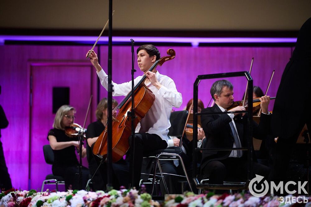 В Омске завершился III Межрегиональный открытый конкурс струнно-смычковых исполнителей им. В. Я. Шпета. Музыканты получили главные награды , а на сцене Концертного зала лауреаты исполнили свои конкурсные произведения в сопровождении симфонического оркестра и маэстро Михаила Голикова. Фото: Илья Петров