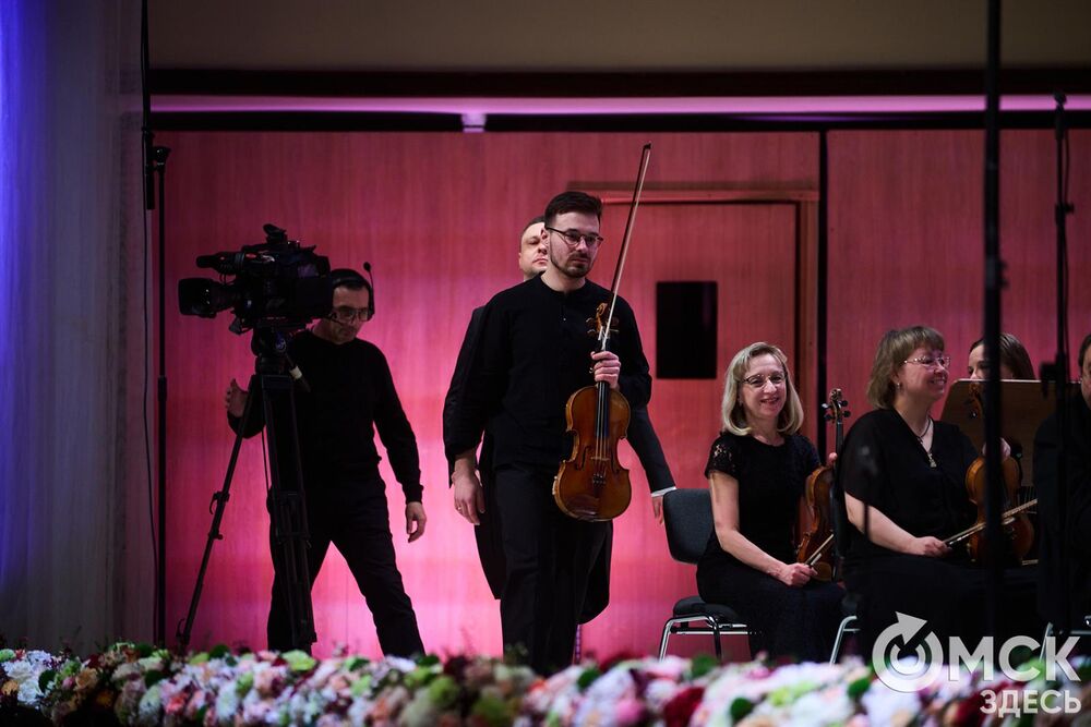 В Омске завершился III Межрегиональный открытый конкурс струнно-смычковых исполнителей им. В. Я. Шпета. Музыканты получили главные награды , а на сцене Концертного зала лауреаты исполнили свои конкурсные произведения в сопровождении симфонического оркестра и маэстро Михаила Голикова. Фото: Илья Петров