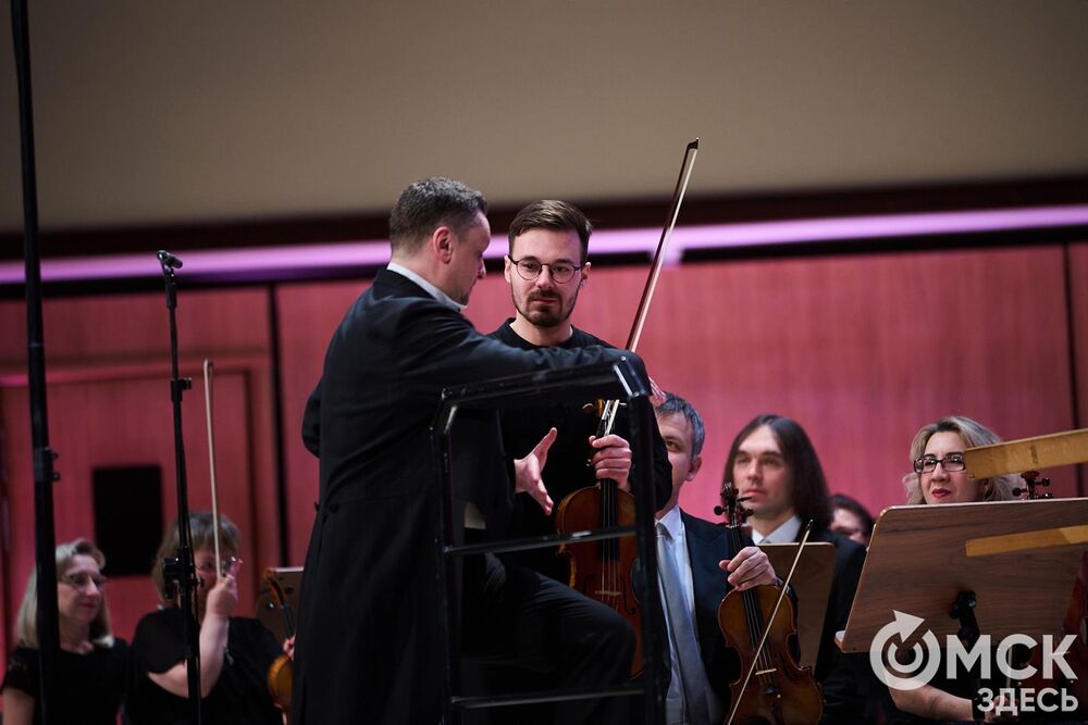В Омске завершился III Межрегиональный открытый конкурс струнно-смычковых исполнителей им. В. Я. Шпета. Музыканты получили главные награды , а на сцене Концертного зала лауреаты исполнили свои конкурсные произведения в сопровождении симфонического оркестра и маэстро Михаила Голикова. Фото: Илья Петров