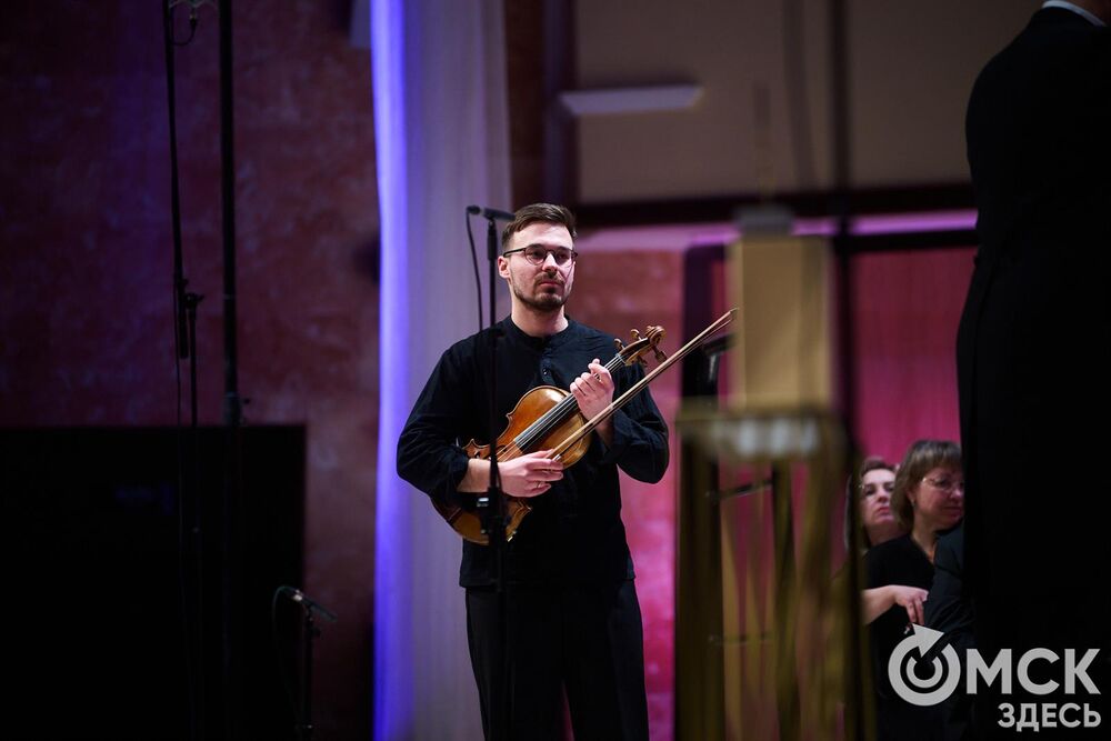 В Омске завершился III Межрегиональный открытый конкурс струнно-смычковых исполнителей им. В. Я. Шпета. Музыканты получили главные награды , а на сцене Концертного зала лауреаты исполнили свои конкурсные произведения в сопровождении симфонического оркестра и маэстро Михаила Голикова. Фото: Илья Петров