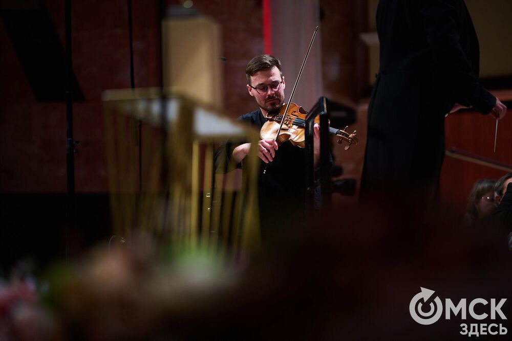 В Омске завершился III Межрегиональный открытый конкурс струнно-смычковых исполнителей им. В. Я. Шпета. Музыканты получили главные награды , а на сцене Концертного зала лауреаты исполнили свои конкурсные произведения в сопровождении симфонического оркестра и маэстро Михаила Голикова. Фото: Илья Петров