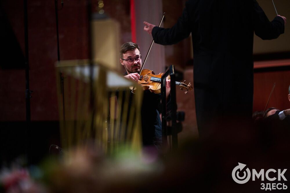 В Омске завершился III Межрегиональный открытый конкурс струнно-смычковых исполнителей им. В. Я. Шпета. Музыканты получили главные награды , а на сцене Концертного зала лауреаты исполнили свои конкурсные произведения в сопровождении симфонического оркестра и маэстро Михаила Голикова. Фото: Илья Петров