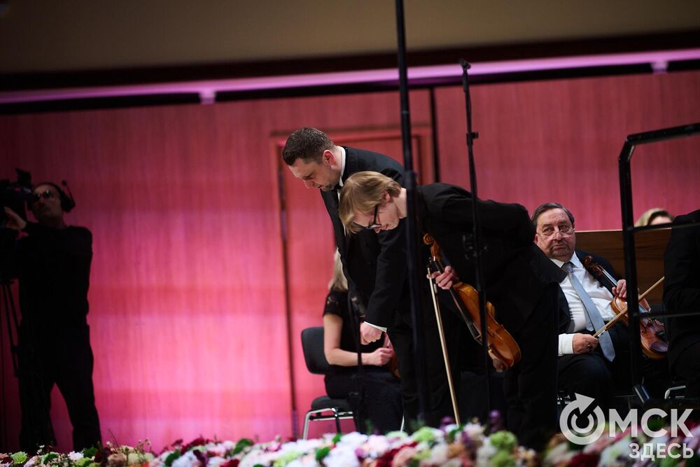 В Омске завершился III Межрегиональный открытый конкурс струнно-смычковых исполнителей им. В. Я. Шпета. Музыканты получили главные награды , а на сцене Концертного зала лауреаты исполнили свои конкурсные произведения в сопровождении симфонического оркестра и маэстро Михаила Голикова. Фото: Илья Петров