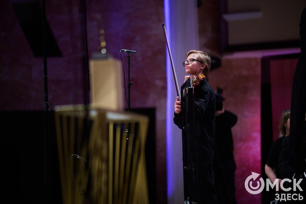 В Омске завершился III Межрегиональный открытый конкурс струнно-смычковых исполнителей им. В. Я. Шпета. Музыканты получили главные награды , а на сцене Концертного зала лауреаты исполнили свои конкурсные произведения в сопровождении симфонического оркестра и маэстро Михаила Голикова. Фото: Илья Петров