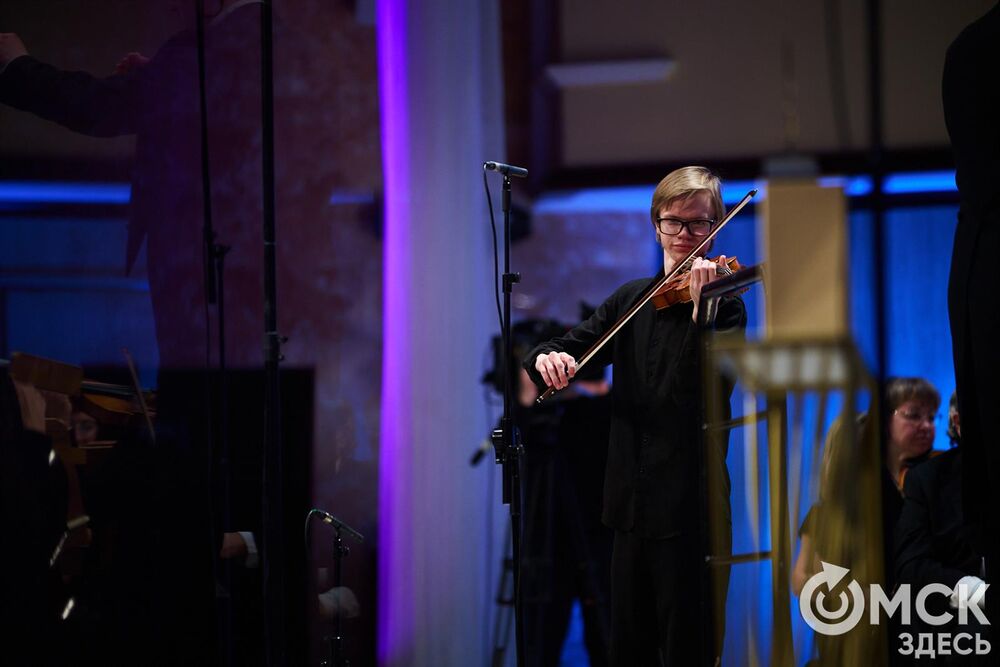 В Омске завершился III Межрегиональный открытый конкурс струнно-смычковых исполнителей им. В. Я. Шпета. Музыканты получили главные награды , а на сцене Концертного зала лауреаты исполнили свои конкурсные произведения в сопровождении симфонического оркестра и маэстро Михаила Голикова. Фото: Илья Петров