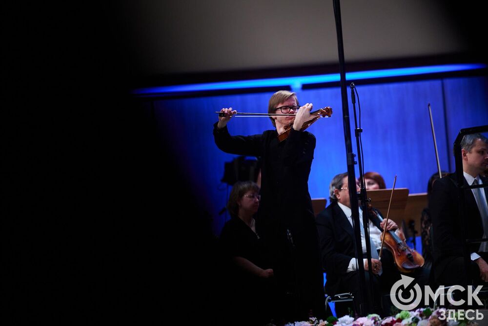 В Омске завершился III Межрегиональный открытый конкурс струнно-смычковых исполнителей им. В. Я. Шпета. Музыканты получили главные награды , а на сцене Концертного зала лауреаты исполнили свои конкурсные произведения в сопровождении симфонического оркестра и маэстро Михаила Голикова. Фото: Илья Петров