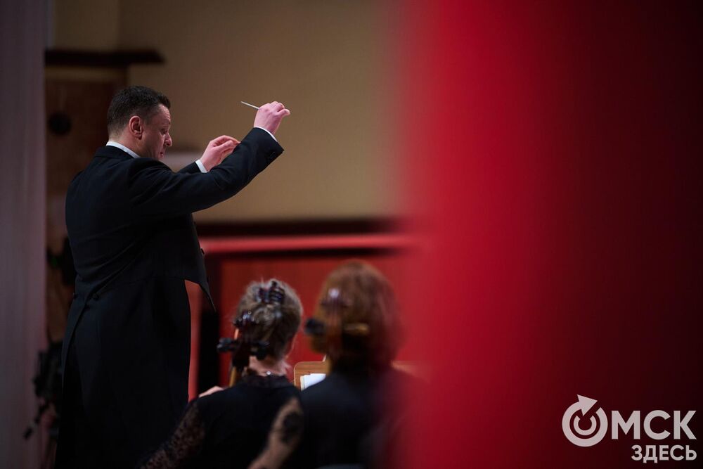 В Омске завершился III Межрегиональный открытый конкурс струнно-смычковых исполнителей им. В. Я. Шпета. Музыканты получили главные награды , а на сцене Концертного зала лауреаты исполнили свои конкурсные произведения в сопровождении симфонического оркестра и маэстро Михаила Голикова. Фото: Илья Петров