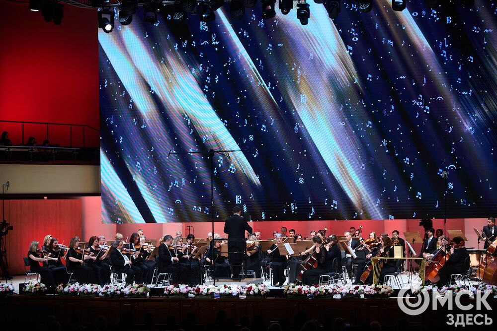 В Омске завершился III Межрегиональный открытый конкурс струнно-смычковых исполнителей им. В. Я. Шпета. Музыканты получили главные награды , а на сцене Концертного зала лауреаты исполнили свои конкурсные произведения в сопровождении симфонического оркестра и маэстро Михаила Голикова. Фото: Илья Петров