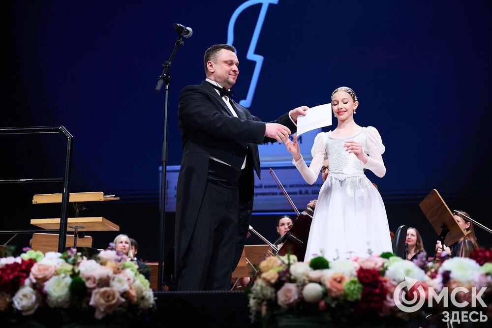 В Омске завершился III Межрегиональный открытый конкурс струнно-смычковых исполнителей им. В. Я. Шпета. Музыканты получили главные награды , а на сцене Концертного зала лауреаты исполнили свои конкурсные произведения в сопровождении симфонического оркестра и маэстро Михаила Голикова. Фото: Илья Петров