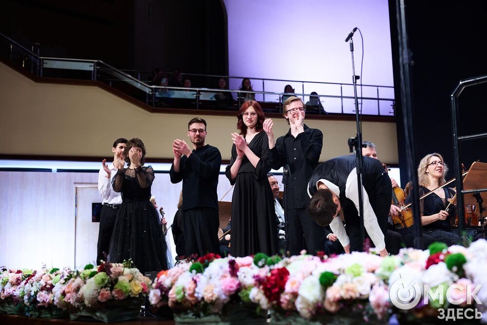 В Омске завершился III Межрегиональный открытый конкурс струнно-смычковых исполнителей им. В. Я. Шпета. Музыканты получили главные награды , а на сцене Концертного зала лауреаты исполнили свои конкурсные произведения в сопровождении симфонического оркестра и маэстро Михаила Голикова. Фото: Илья Петров