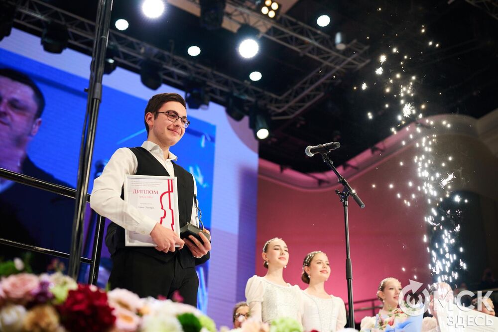 В Омске завершился III Межрегиональный открытый конкурс струнно-смычковых исполнителей им. В. Я. Шпета. Музыканты получили главные награды , а на сцене Концертного зала лауреаты исполнили свои конкурсные произведения в сопровождении симфонического оркестра и маэстро Михаила Голикова. Фото: Илья Петров